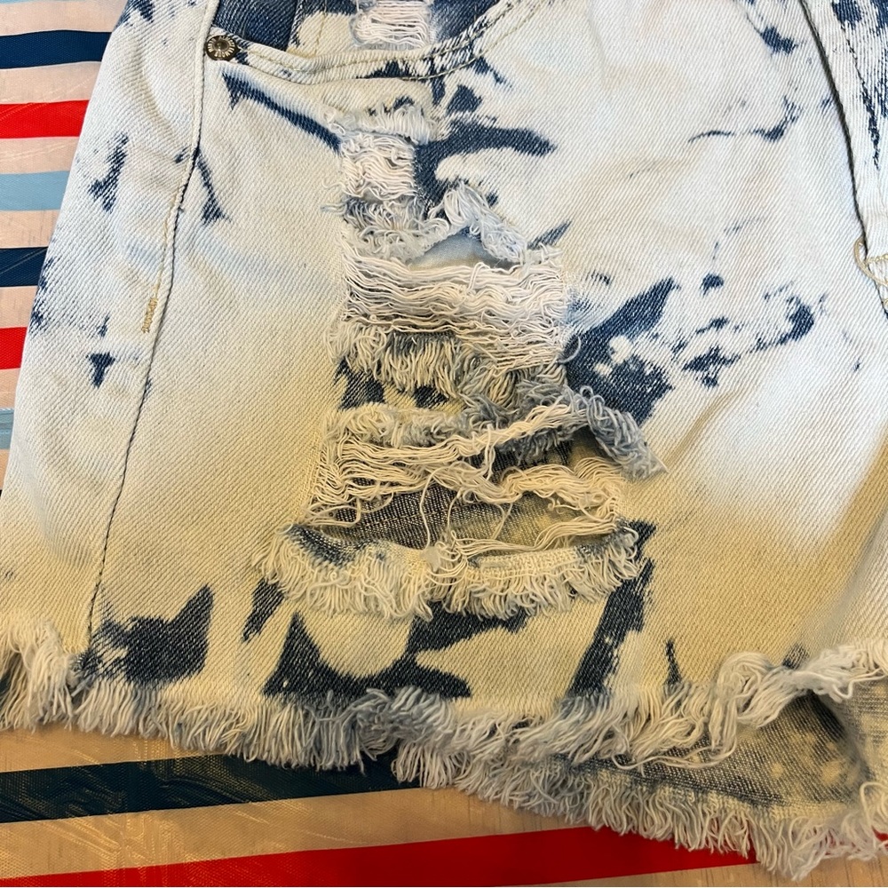 Almost Famous distressed crop denim shorts- Size 5 Juniors - Picture 4 of 8